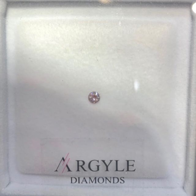 Up on the blog today, I discuss the recent closing of the Argyle mine and its impact on the fancy colored diamond market.  Follow the link in my bio!  #argyle #argylemine #fancycoloreddiamonds #pinkdiamond #fancypinkdiamonds