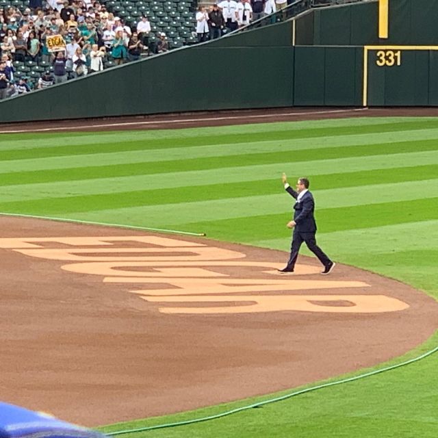 It was such a great night on the diamond! #edgarmartinez #fina11y #mariners #hof #truetotheblue #whereiroot
