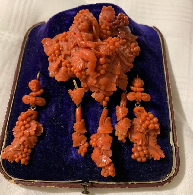 Happy Friday everyone!  Up on the blog today read about how I helped a client sell a suite of heirloom jewelry to @langantiques.  The link is in the bio.  #coral #georgianjewelry #langantiques #antiquejewelry